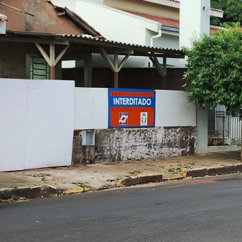 Casa é interditada pela Defesa Civil em Bastos após denúncias e condições precárias